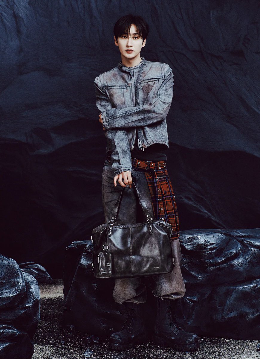 katt_gom's tweet photo. the photographer said "let's get a low-key one" but Hyukjae heard "let's get a cvnty one" and he just HAD to serve 💅🏻 ✨ https://t.co/yIRuewJ6zR
