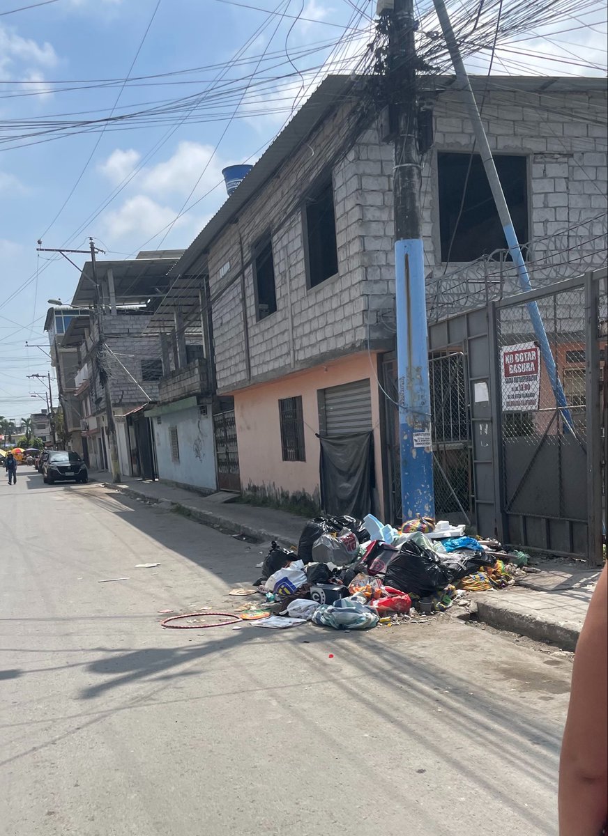 Steveni5i's tweet photo. @GobiernodeDuran @CHONILLOec Así se encuentra la 4ta etapa del recreo en estos momentos por favor atender esta urgencia! https://t.co/3aopK4Nswt