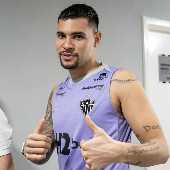 GaloCareca21's tweet photo. Bruno Guimarães depois que vestiu de Galo:

Amado pelo Brasil e o jogador com mais assistências ultrapassando o Ronaldinho em uma Copa pelo Brasil. https://t.co/IEdBLV0wbA