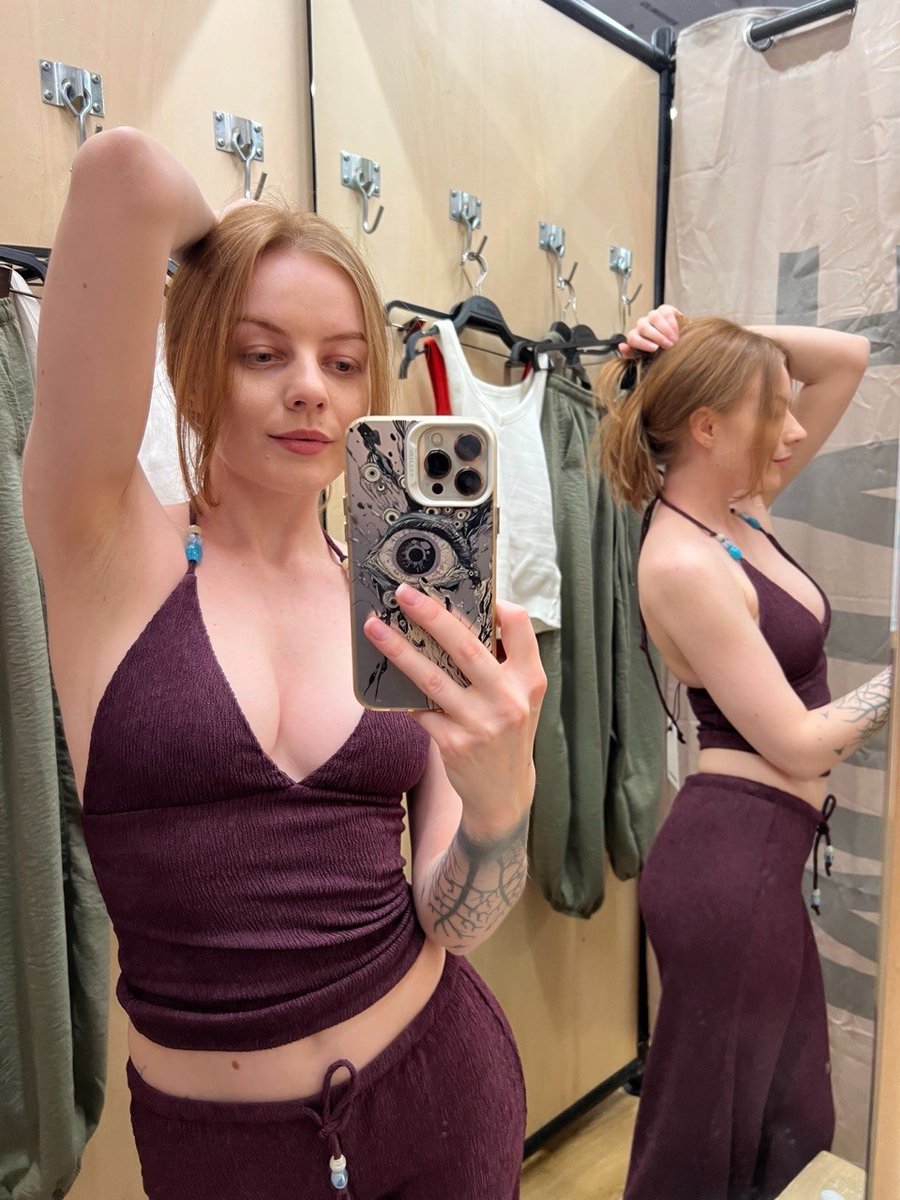 GoddessLadyAna's tweet photo. I'm wondering if I should buy this set🤔 https://t.co/x44Q6YIVlQ