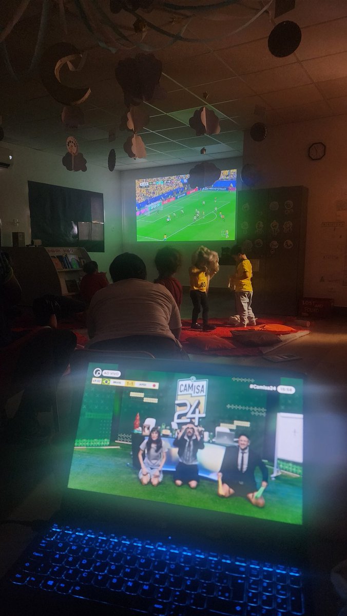 guimts's tweet photo. Eu tirando foto do Camisa 24 no trabalho e o gol ter sido exatamente nessa hora da oração foi épico! #camisa24 https://t.co/S5MgAGlkEv