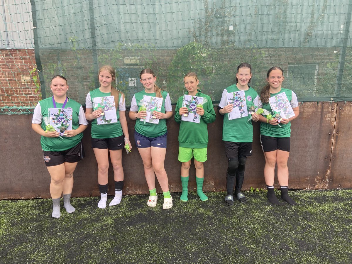 HERGKWars's tweet photo. Presentation 2 at @ActivePlusHull completed!

The improvement in all 6 girls (&amp; in the 2 missing tonight) has been unreal. Look like proper pros at times.

Thanks for the ace trophies, prints &amp; sweets @ge_awards @Footy_Briefing @shop_giant
🧤💚💜🧤
@Keepingskills
@kirstielevell97 https://t.co/TyzIHFvcwz