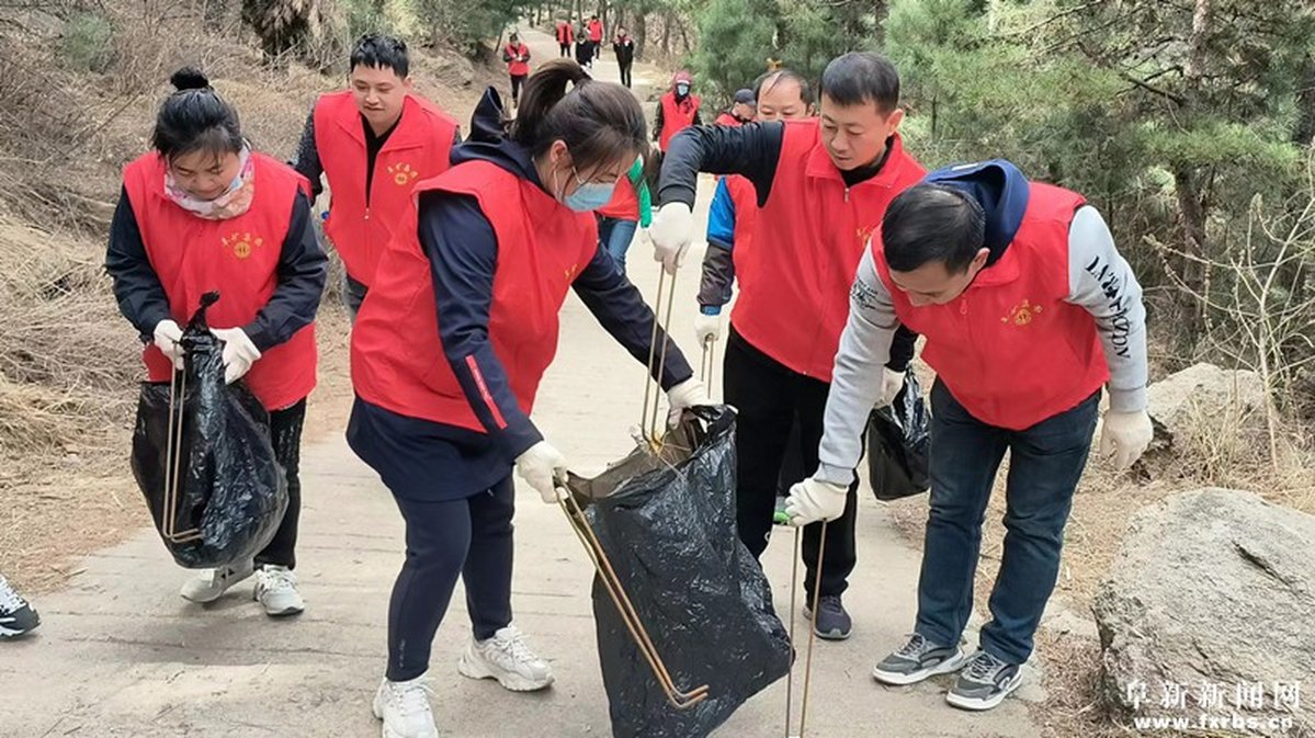 svstrksl's tweet photo. Just wrapped up a 4-hour community park cleanup with local volunteers! Picked up 12 bags of trash, connected with awesome neighbors, and made our little green space way nicer  Small acts add up! https://t.co/Q9tAwa6Auj