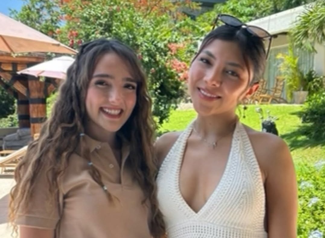 Fernanda8bk's tweet photo. @MAEU11m @andreaapostola @Lizwllo @ElaineHaroMusic Está más guapa su amiga, miren sus rasgos, es finita, la nariz, las cejas, sus labios en forma de un 👄,los dientes más blancos, las orejas, sus cejas van a corde a su perfil, nada exagerada su maquillaje, en pocas palabras es más guapa que la Elaine y no se cree como la otra🙊 https://t.co/6xQCvtuWBT