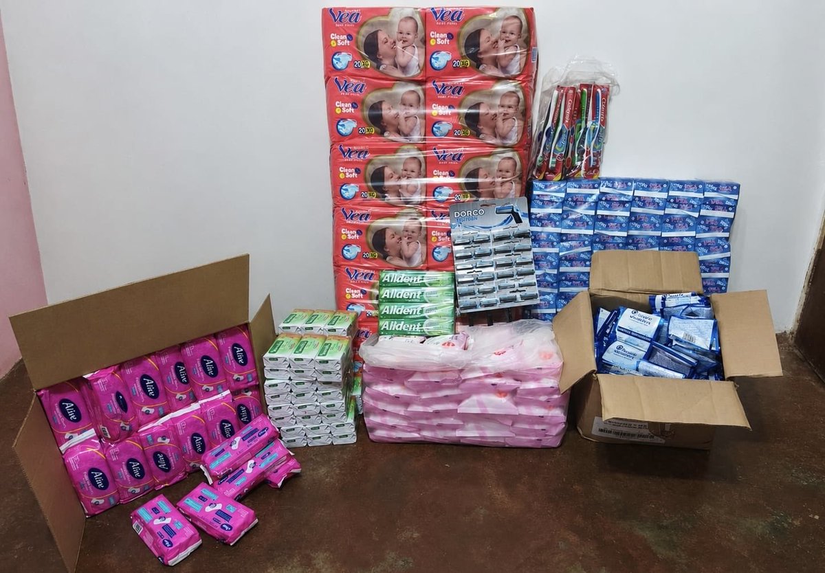 oburgoshi's tweet photo. ⚡ Hoy compramos insumos de higiene para las familias en los refugios en Venezuela 🇻🇪: pañales, toallas sanitarias, jabón, champú, cepillos y más. 

Me avisó un amigo desde el centro de acopio en la UCV que les hacia falta.

Foto y factura 👇 https://t.co/p9QScaurUN