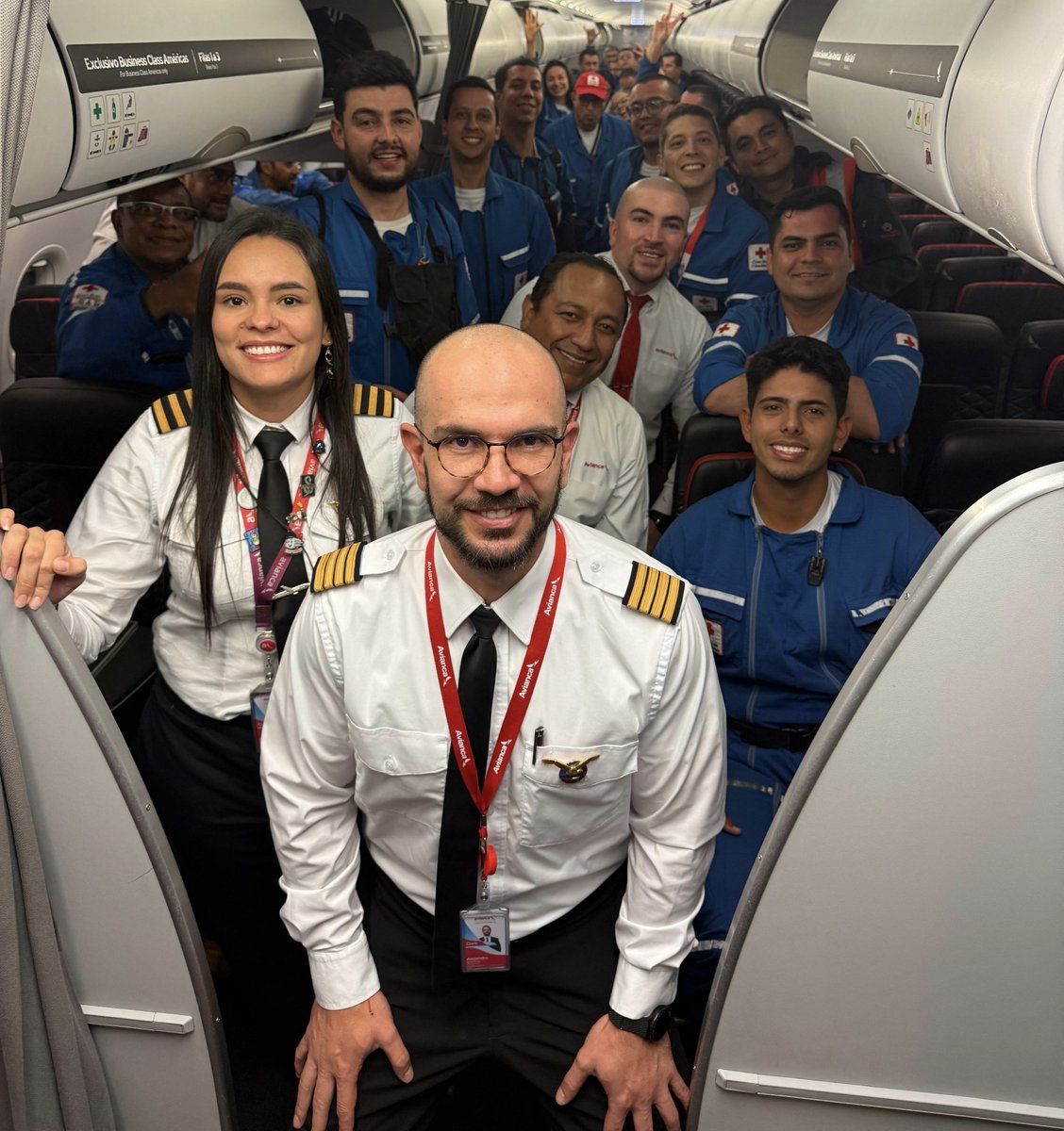 cruzrojacol's tweet photo. Gracias a Avianca por sumar esfuerzos y ayudarnos a cumplir nuestra misión: salvar vidas. ❤️

Hoy estamos en Venezuela 🇻🇪🤝🇨🇴

¡Dona ahora! #ContigoVenezuela https://t.co/EA3brcsu2V