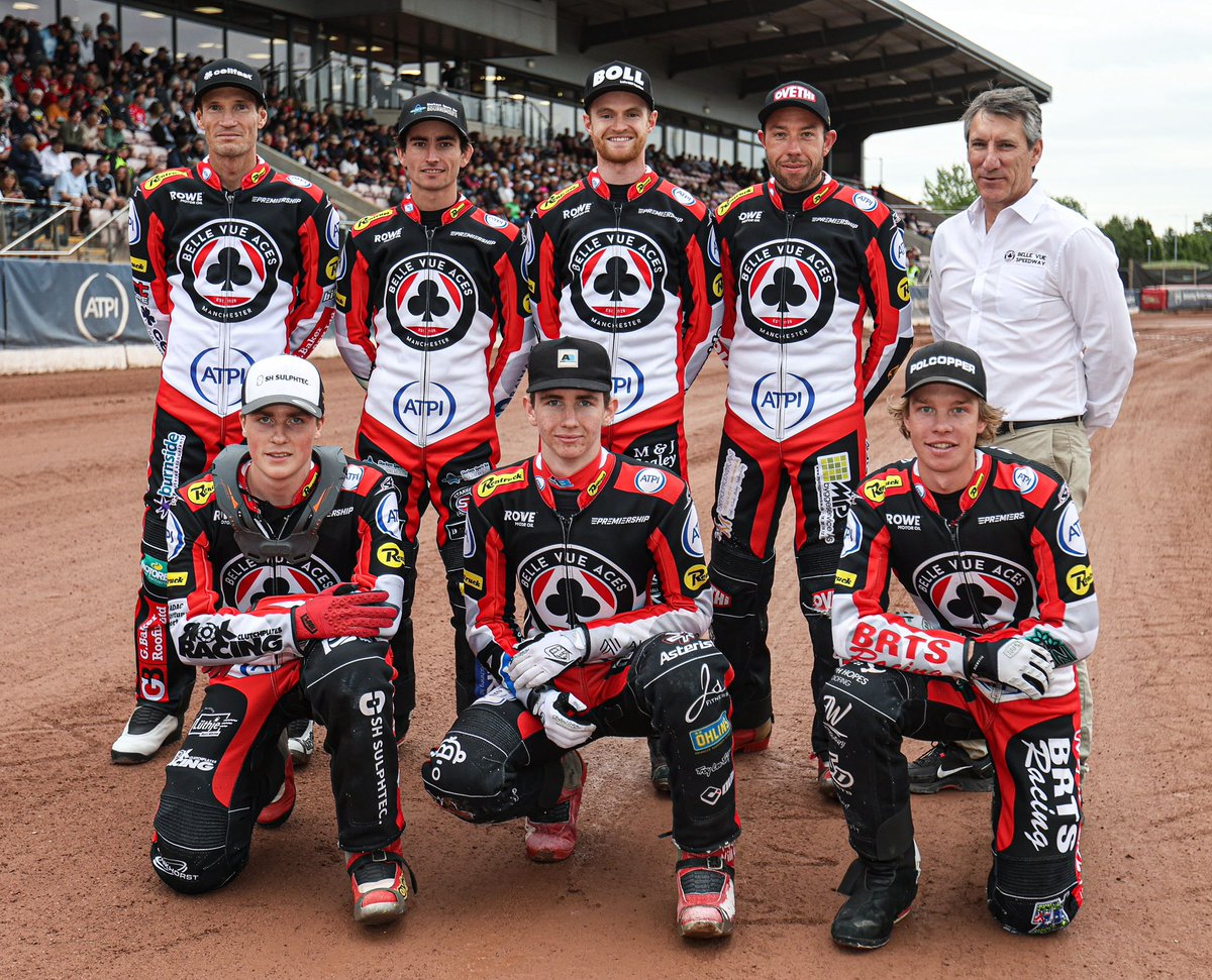 TheAces's tweet photo. 🏁 𝗟𝗔𝗧𝗘𝗦𝗧…
♣️ 14-10 ⭐️

1️⃣ Kurtz traps from the outside gate to take the opening race. Blodorn third for a 4-2.
2️⃣ Cairns and Zischke ease to a big 5-1! 
3️⃣ Stars respond with a max of their own as Kildemand’s bike goes up in flames.
4️⃣ Doyle, Kvech, Cairns, Scott (4-2).

🎥 https://t.co/LKEFproAsl | 📸 @taylanningpix 
#britishspeedway #Manchester♣️