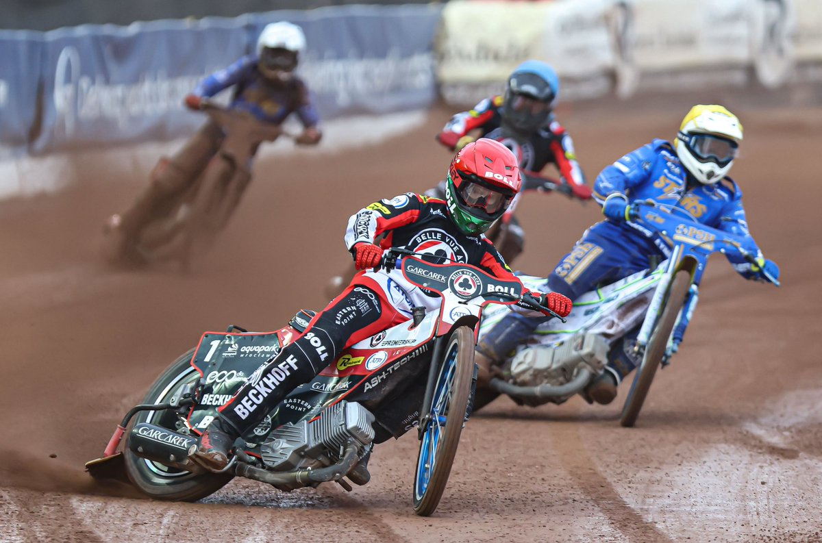 TheAces's tweet photo. 🏁 𝗟𝗔𝗧𝗘𝗦𝗧…
♣️ 14-10 ⭐️

1️⃣ Kurtz traps from the outside gate to take the opening race. Blodorn third for a 4-2.
2️⃣ Cairns and Zischke ease to a big 5-1! 
3️⃣ Stars respond with a max of their own as Kildemand’s bike goes up in flames.
4️⃣ Doyle, Kvech, Cairns, Scott (4-2).

🎥 https://t.co/LKEFproAsl | 📸 @taylanningpix 
#britishspeedway #Manchester♣️