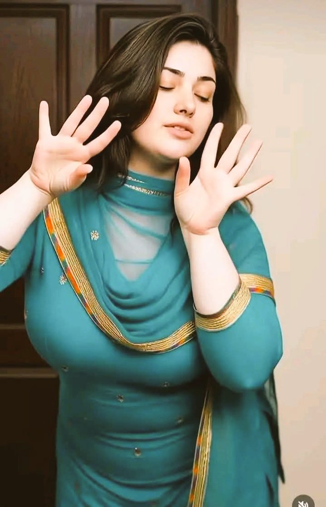 GRani11739's tweet photo. لوگ۔۔
لوگ کانٹوں سے بچ کر چلتی ہیں 
ہم نے پہولوں سے زخم کہاۓ ہیں
تم غیروں کے بات کرتے  ہو 
ہم نے اپنی بہی آزمائیں  ہیں https://t.co/whddAwXRIo
