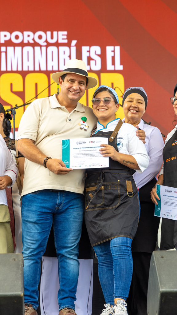 Leoorlandoa's tweet photo. Ser Región Mundial de Gastronomía 2026, más que una designación, significa preservar nuestros saberes, formar nuevos talentos y proyectar al mundo la riqueza de nuestra identidad.

Ese es el camino que estamos construyendo, por ello celebramos la graduación de más de 130 estudiantes de nuestra Escuela de Gastronomía, quienes se convierten en embajadores de la cocina manabita y de una tradición culinaria que ha pasado de generación en generación.

Gracias al trabajo articulado con las universidades, los mejores estudiantes recibieron becas para continuar su formación en la Escuela de los Chefs, abriendo nuevas oportunidades para su crecimiento profesional.

Seguimos apostando por la educación, la innovación y el conocimiento como pilares para seguir consolidando a Manabí como un referente gastronómico, donde la tradición y el talento se conviertan en motor de desarrollo.