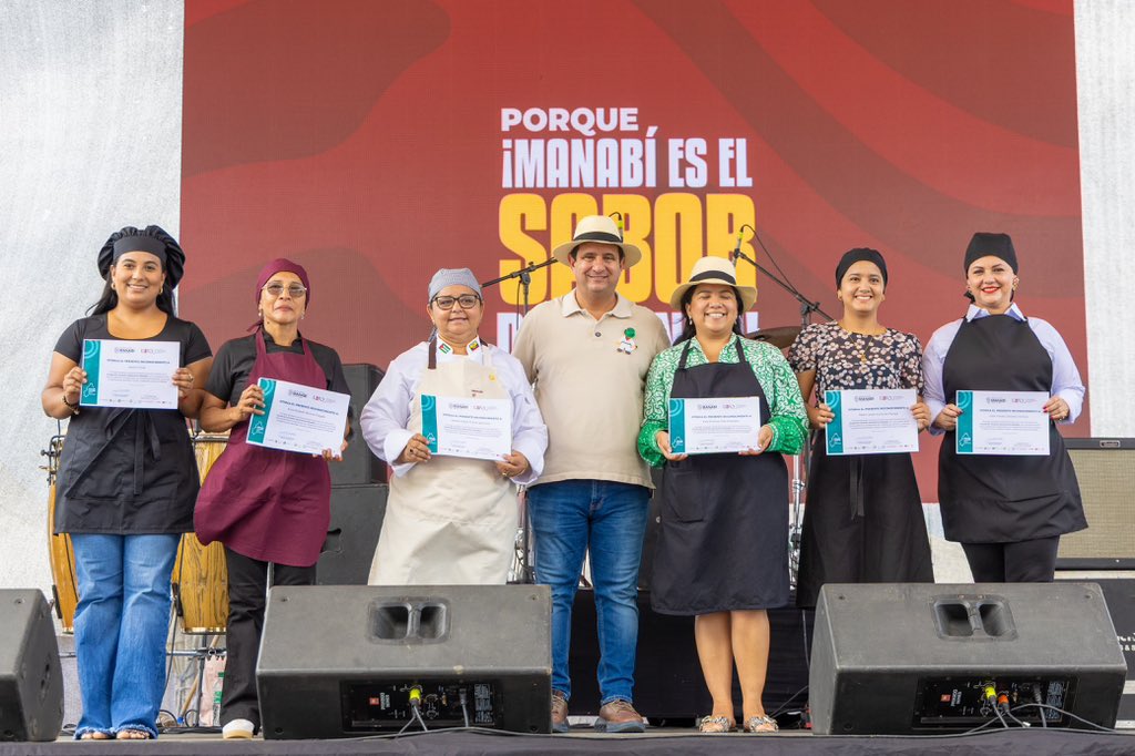 Leoorlandoa's tweet photo. Ser Región Mundial de Gastronomía 2026, más que una designación, significa preservar nuestros saberes, formar nuevos talentos y proyectar al mundo la riqueza de nuestra identidad.

Ese es el camino que estamos construyendo, por ello celebramos la graduación de más de 130 estudiantes de nuestra Escuela de Gastronomía, quienes se convierten en embajadores de la cocina manabita y de una tradición culinaria que ha pasado de generación en generación.

Gracias al trabajo articulado con las universidades, los mejores estudiantes recibieron becas para continuar su formación en la Escuela de los Chefs, abriendo nuevas oportunidades para su crecimiento profesional.

Seguimos apostando por la educación, la innovación y el conocimiento como pilares para seguir consolidando a Manabí como un referente gastronómico, donde la tradición y el talento se conviertan en motor de desarrollo.