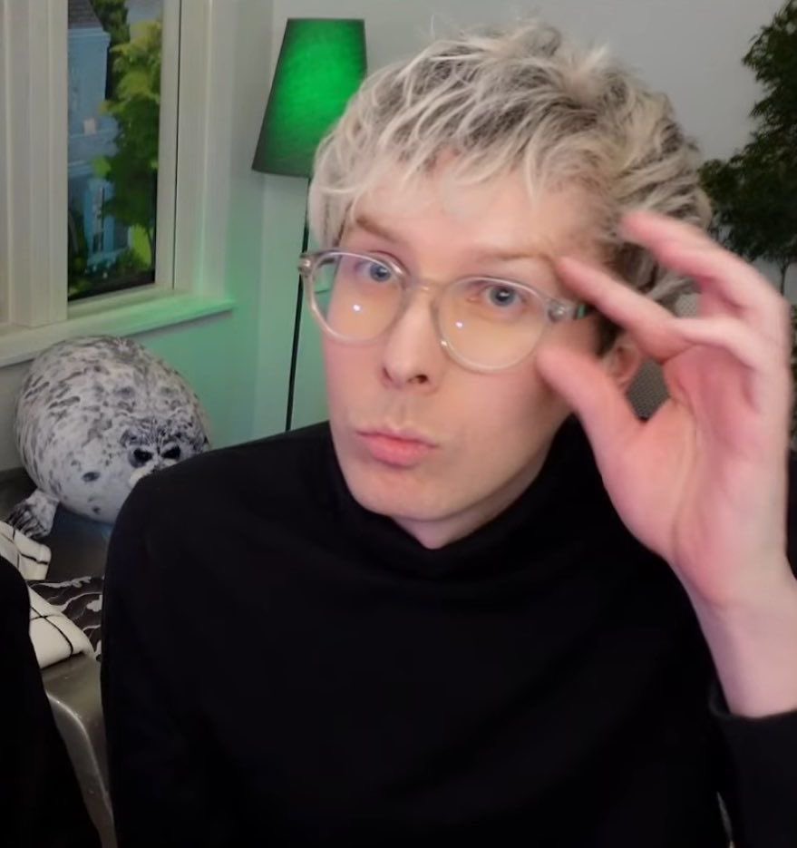 sunsugarhowell's tweet photo. don’t get me wrong phil has always been funny, you don’t have a 20 year youtube career if you’re not, but the switch after the hiatus &amp; then again after hard launch was SO palpable. that man is the FUNNIEST person alive i want to study his brain https://t.co/NoCqCWKVRF