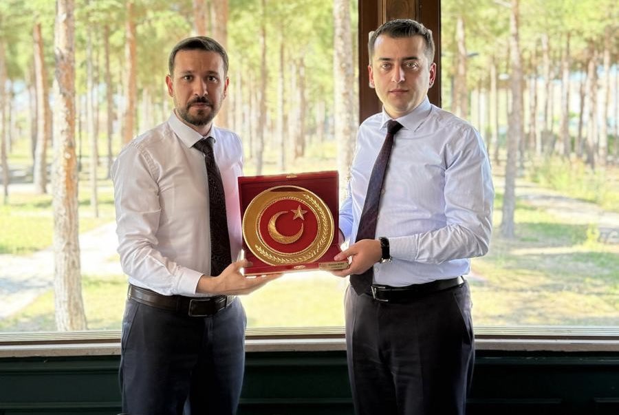 tcyazihan's tweet photo. 📌Gönüllerde Yer Eden Bir Hizmet Yolculuğu

Kaymakamımız Sn. Osman KURT onuruna; kurum amirleri, siyasi parti temsilcileri ve mahalle muhtarlarının katılımıyla bir veda yemeği programı düzenlendi.

Gerçekleştirilen programda, Sayın Kaymakamımızın görev yaptığı süre boyunca ilçemizin gelişimi ve kalkınmasına yönelik hayata geçirilen çalışmalar, vatandaşlarımızın talep ve ihtiyaçlarına gösterdiği hassasiyet ile kamu hizmetlerinin etkin ve verimli bir şekilde yürütülmesine sunduğu katkılar dile getirildi.

Katılımcılar tarafından, sergilediği samimi, çözüm odaklı ve kapsayıcı yönetim anlayışı dolayısıyla Sayın Kaymakamımıza teşekkür edilerek, ilçemizde görev yaptığı süre boyunca bıraktığı güzel izler ve kurduğu gönül bağlarının her zaman hatırlanacağı ifade edildi.

İlçemize değer katan çalışmaları ve özverili hizmetleriyle gönüllerde müstesna bir yer edinen Kaymakamımız Sn. Osman KURT’a, ilçemize sunduğu kıymetli hizmetler ve katkıları dolayısıyla teşekkür ediyoruz.

#Malatya #Yazıhan