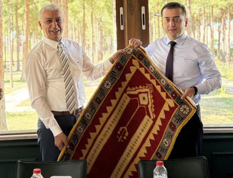 tcyazihan's tweet photo. 📌Gönüllerde Yer Eden Bir Hizmet Yolculuğu

Kaymakamımız Sn. Osman KURT onuruna; kurum amirleri, siyasi parti temsilcileri ve mahalle muhtarlarının katılımıyla bir veda yemeği programı düzenlendi.

Gerçekleştirilen programda, Sayın Kaymakamımızın görev yaptığı süre boyunca ilçemizin gelişimi ve kalkınmasına yönelik hayata geçirilen çalışmalar, vatandaşlarımızın talep ve ihtiyaçlarına gösterdiği hassasiyet ile kamu hizmetlerinin etkin ve verimli bir şekilde yürütülmesine sunduğu katkılar dile getirildi.

Katılımcılar tarafından, sergilediği samimi, çözüm odaklı ve kapsayıcı yönetim anlayışı dolayısıyla Sayın Kaymakamımıza teşekkür edilerek, ilçemizde görev yaptığı süre boyunca bıraktığı güzel izler ve kurduğu gönül bağlarının her zaman hatırlanacağı ifade edildi.

İlçemize değer katan çalışmaları ve özverili hizmetleriyle gönüllerde müstesna bir yer edinen Kaymakamımız Sn. Osman KURT’a, ilçemize sunduğu kıymetli hizmetler ve katkıları dolayısıyla teşekkür ediyoruz.

#Malatya #Yazıhan