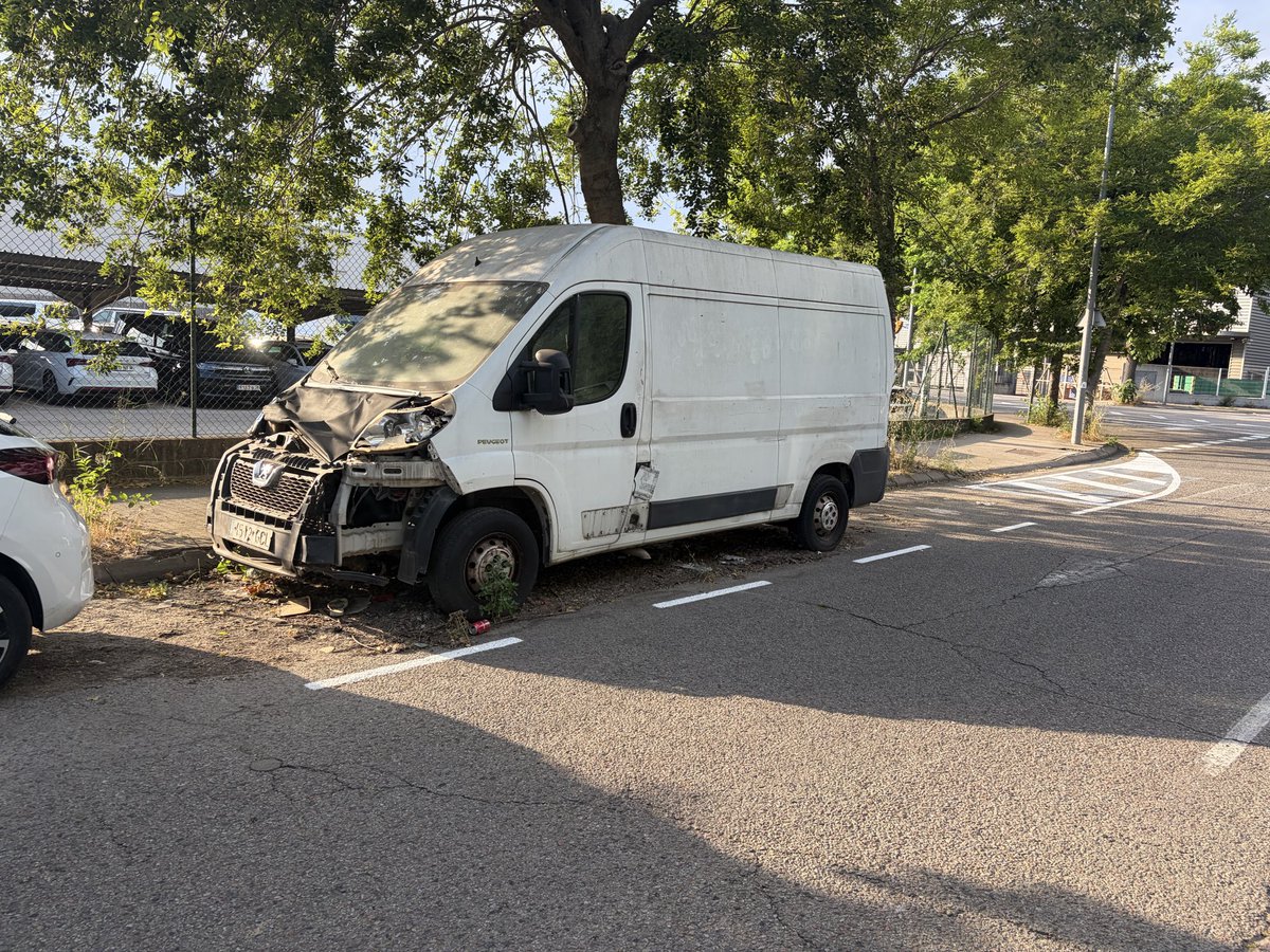 dabit23's tweet photo. @llsalellasvilar @Girona_Cat @pmgirona fa dies que hem queixo del vehicles abandonats al carrer d’Alacant,ara ja comencen a cremar, us els emportareu o esperareu a que aixó sembli Ucrania? Fa dies vau pintar el carrer,hi havien senyals de prohibit aparcar…per qui paguem impostos https://t.co/smSWnKq8dk
