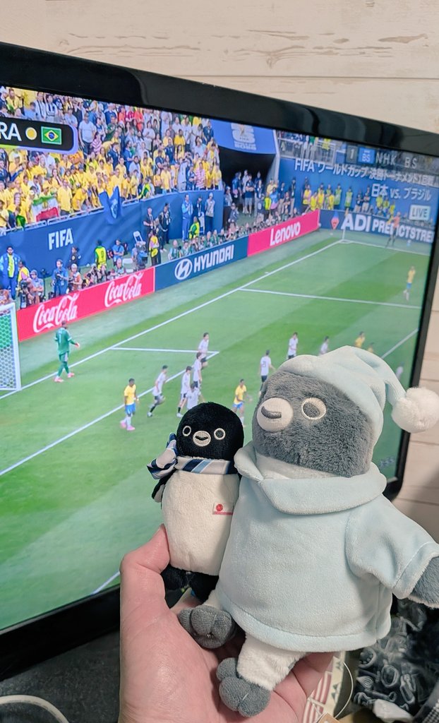 alpaonsensan's tweet photo. ワールドカップ日本✕ブラジル、大熱戦！
ふわくたSuicaのペンギンさんたちも大興奮！ https://t.co/hlF7i3vNmF