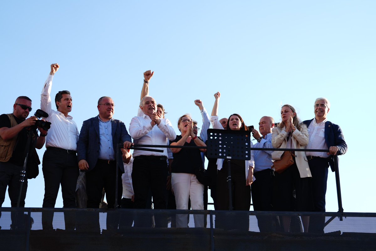 AVBakirlioglu's tweet photo. Seçilmiş Genel Başkanımız Sayın Özgür Özel’in İzmir programına milletvekillerimiz, örgütümüz ve partililerimizle birlikte eşlik ettik.

Birlik, dayanışma ve umutla iktidar yürüyüşümüzü kararlılıkla sürdürüyoruz.

Çünkü biliyoruz ki; hiçbir güç milletin sevgisini ve değişim iradesini yenemez!