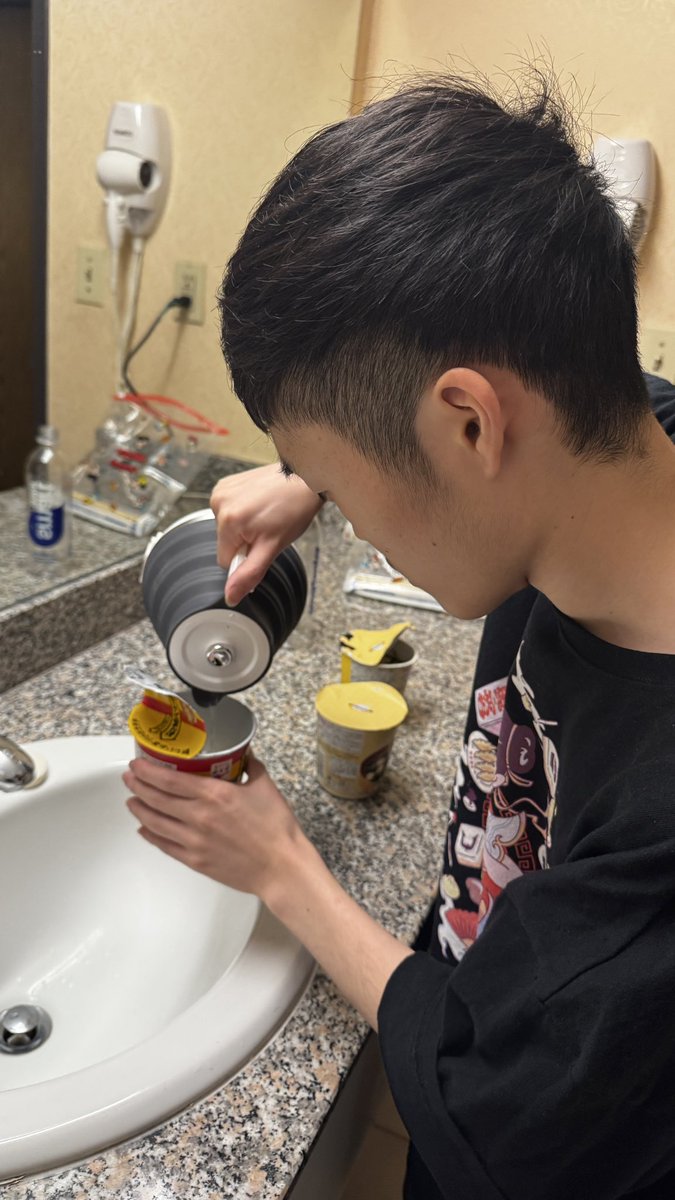 Gyama555's tweet photo. 今回の遠征で地味にうれしかったのは、
最終日にひなおさんがみそ汁を作ってくれたことです。
（ケトルはふ〜どさんに貸していただいた） https://t.co/xdJnX6jV6I
