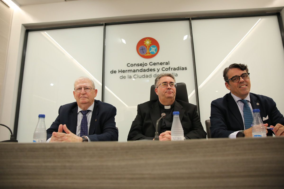 ElConsejoSev's tweet photo. ELECCIONES | Da comienzo la Asamblea General de Elecciones en el salón de actos, a la que asisten las 126 Hermandades pertenecientes a la nómina del Consejo.

Concurren las candidaturas de José Roda Peña y la de Carlos López Bravo.

📸 @Alejandrocp99 https://t.co/VQtg9EZ5IW