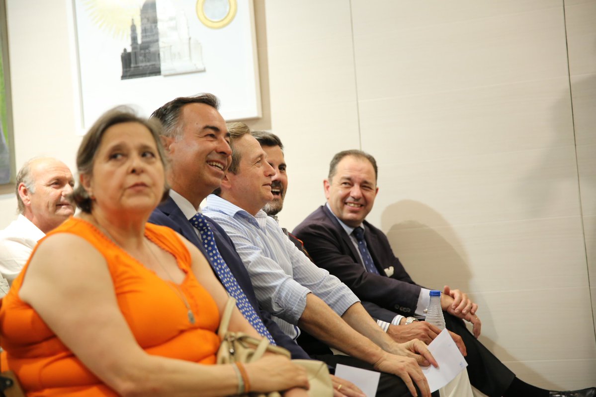 ElConsejoSev's tweet photo. ELECCIONES | Da comienzo la Asamblea General de Elecciones en el salón de actos, a la que asisten las 126 Hermandades pertenecientes a la nómina del Consejo.

Concurren las candidaturas de José Roda Peña y la de Carlos López Bravo.

📸 @Alejandrocp99 https://t.co/VQtg9EZ5IW
