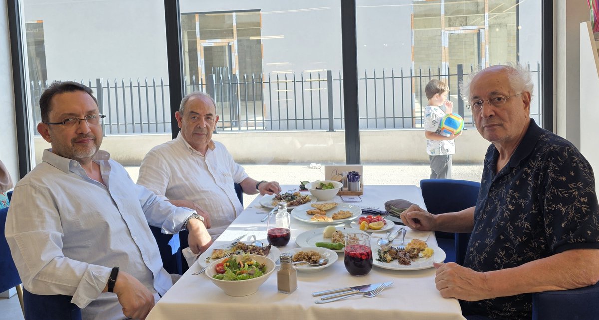 hmunver's tweet photo. Türk milletinin iki abidevi ismi ile mütevazı bir sofrada beraberiz. Ülkeye ve Türk milletine büyük hizmetler vermiş olan bu büyük şahsiyetlere talebe olmak benim için tarifsiz bir şereftir. #cüneytsasmaz #ibrahimkıprızlı https://t.co/AUzbD8XMII