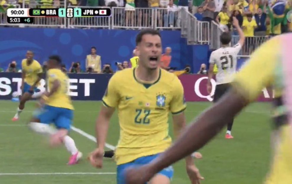DailyAFC's tweet photo. MARTINELIIIII wins it for Brazil in the final moments! 🇧🇷 https://t.co/fFtUbHkrqS