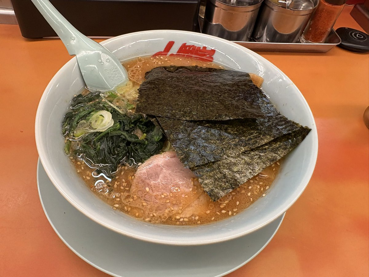 sinskywalker's tweet photo. 夜勤帰りにラーメン山岡家さいたま丸ヶ崎店で味噌ラーメン690円アプリクーポンでほうれん草とメンマ乗せて食べた。美味しかった。ラーメンが690円で食べれてしまう奇跡の山岡家。 https://t.co/bdgS3OxdDh