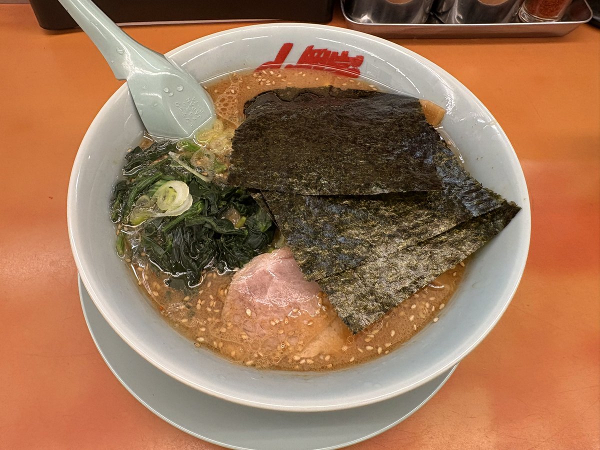 sinskywalker's tweet photo. 夜勤帰りにラーメン山岡家さいたま丸ヶ崎店で味噌ラーメン690円アプリクーポンでほうれん草とメンマ乗せて食べた。美味しかった。ラーメンが690円で食べれてしまう奇跡の山岡家。 https://t.co/bdgS3OxdDh