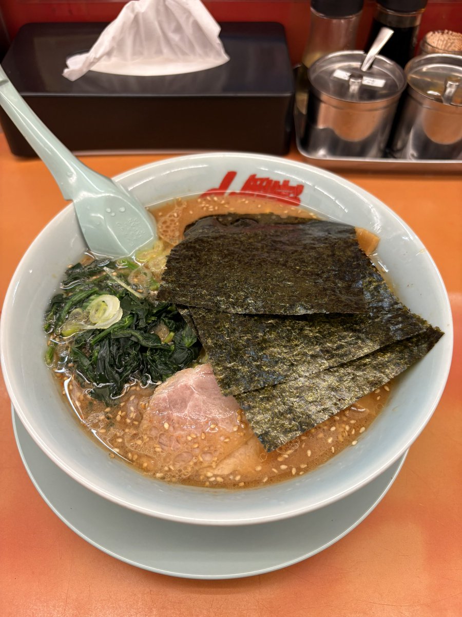 sinskywalker's tweet photo. 夜勤帰りにラーメン山岡家さいたま丸ヶ崎店で味噌ラーメン690円アプリクーポンでほうれん草とメンマ乗せて食べた。美味しかった。ラーメンが690円で食べれてしまう奇跡の山岡家。 https://t.co/bdgS3OxdDh