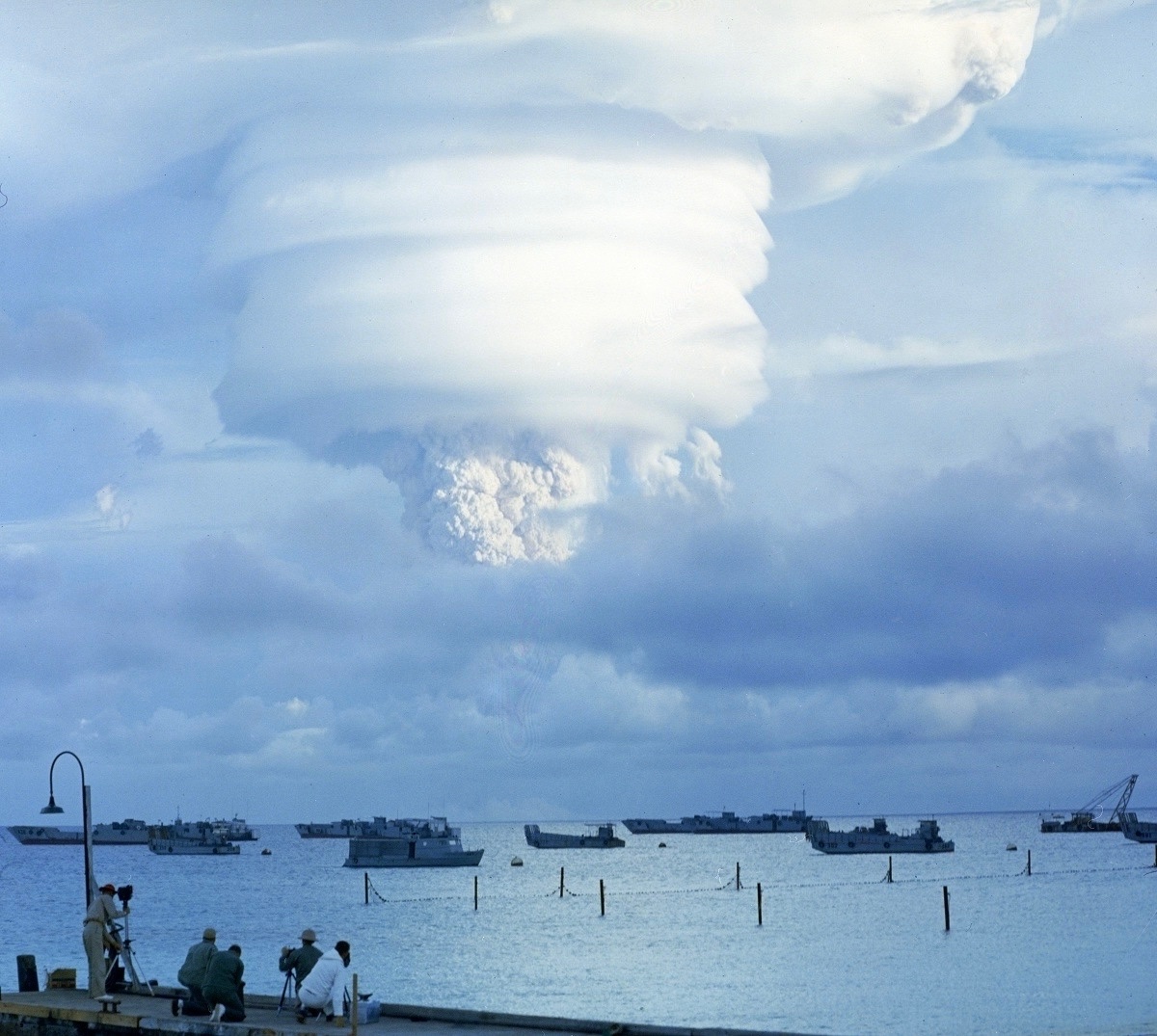 atomicarchive's tweet photo. «Oak» thermonuclear explosion, 8.9 Megatons, Eniwetok Atoll, 7:30 a.m. June 29, 1958. https://t.co/7Saa6Os5YA