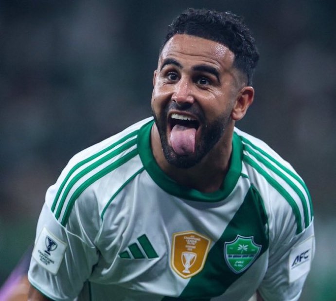 _twio's tweet photo. رسمياً انتهت فترة رياض محرز مع النادي الاهلي💔💚

اقسم بالله حزين يابشرررررررررررررررررررررر https://t.co/TrObhRrM7i