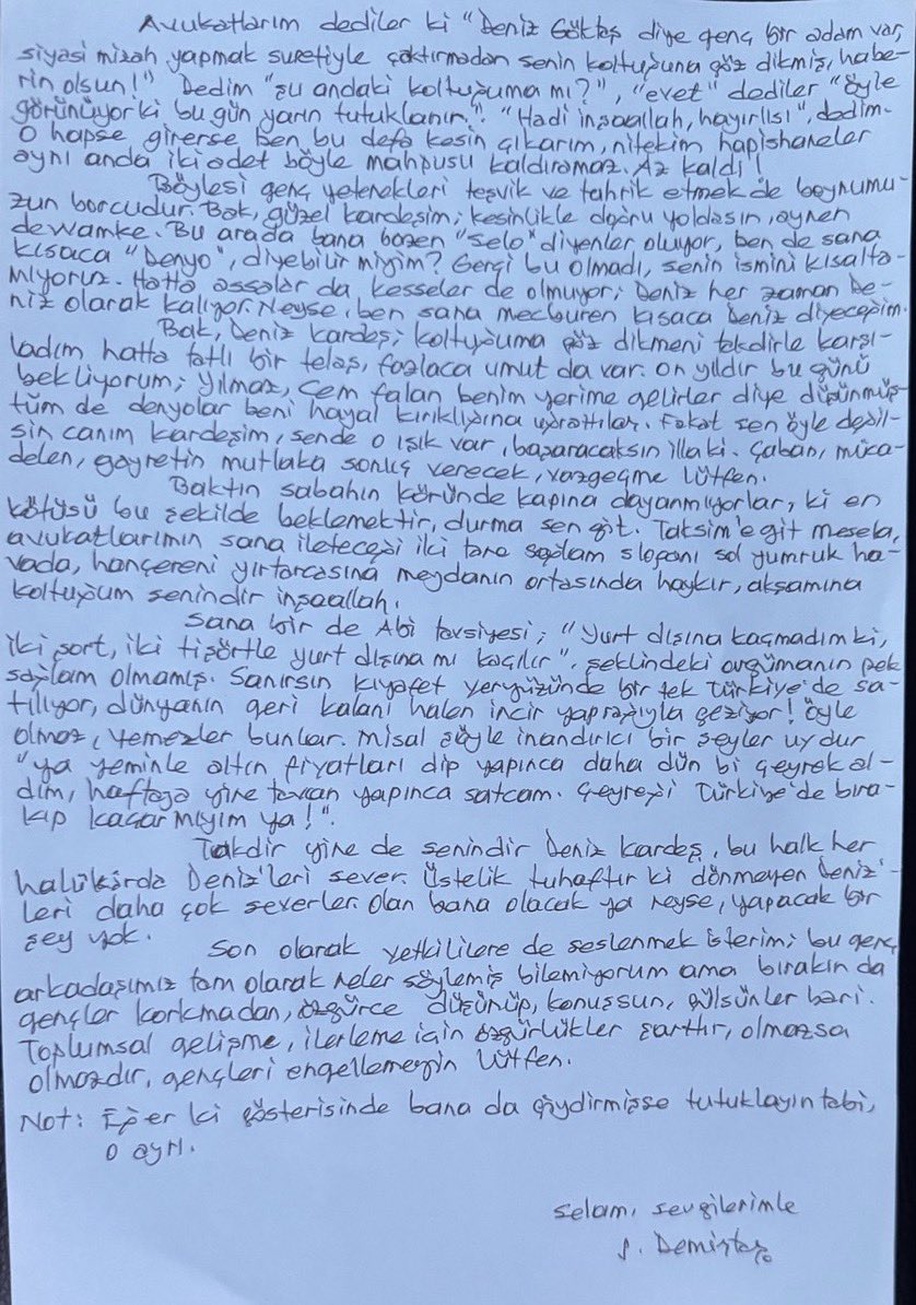 HaberReport's tweet photo. Selahattin Demirtaş, Deniz Göktaş'a mektup yazdı. 

"Avukatlarım dediler ki; “Deniz Göktaş diye genç bir adam var, siyasi mizah yapmak suretiyle çaktırmadan senin koltuğuna göz dikmiş haberin olsun!”

“Dedim, şu andaki koltuğuma mı?”, “evet” dediler. “Öyle görünüyor ki bugün yarın tutuklanır.”

“Hadi inşallah, hayırlısı.” dedim. 

O hapse girerse ben bu defa kesin çıkarım, nitekim hapishaneler aynı anda iki adet böyle mahpusu kaldıramaz. 

Az kaldı!"
