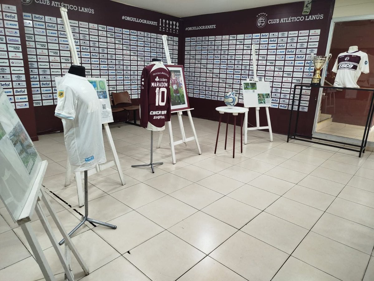 HistoriaAFA's tweet photo. #HistoriaAFA - Los Museos de nuestros Clubes
▶️ Muestra intinerante por el 40° Aniversario del Gol del Siglo, en honor a Diego Armando Maradona y vínculo del Club Lanús con Malvinas.

#LaHistoriaNosUne 
@museogranate 
🔽 https://t.co/begiZ5QFRU