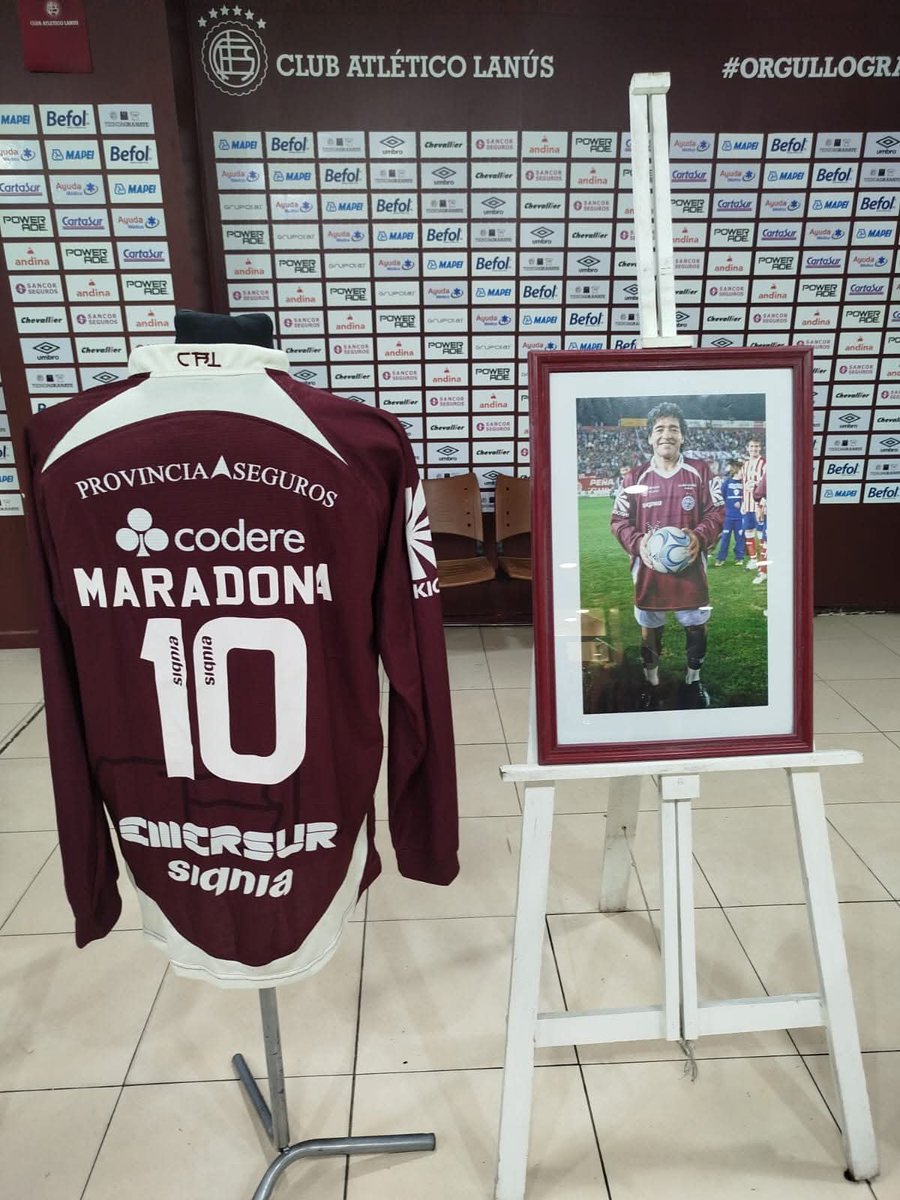 HistoriaAFA's tweet photo. #HistoriaAFA - Los Museos de nuestros Clubes
▶️ Muestra intinerante por el 40° Aniversario del Gol del Siglo, en honor a Diego Armando Maradona y vínculo del Club Lanús con Malvinas.

#LaHistoriaNosUne 
@museogranate 
🔽 https://t.co/begiZ5QFRU