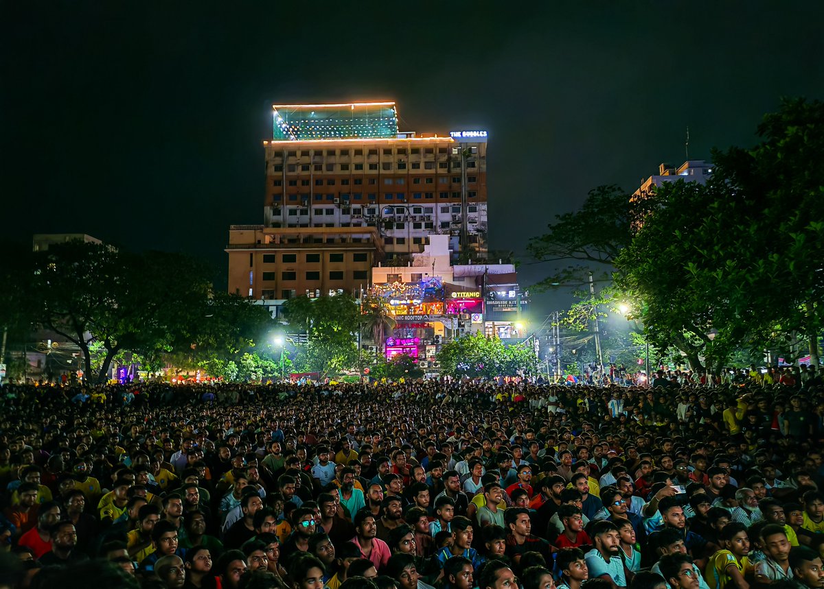 MAHIMULX's tweet photo. If anyone asks how much Bangladesh loves football, show them these photos. 🇧🇩⚽
Thousands of fans gathered under the night sky to watch Brazil🇧🇷 vs Japan🇯🇵.
Football unites us.

📍#Mirpur
📸 #mahimulislamrahim 

#Bangladesh #brazil #japan 
#FIFA #FIFAWorldCup #football https://t.co/SawZhdN1c0