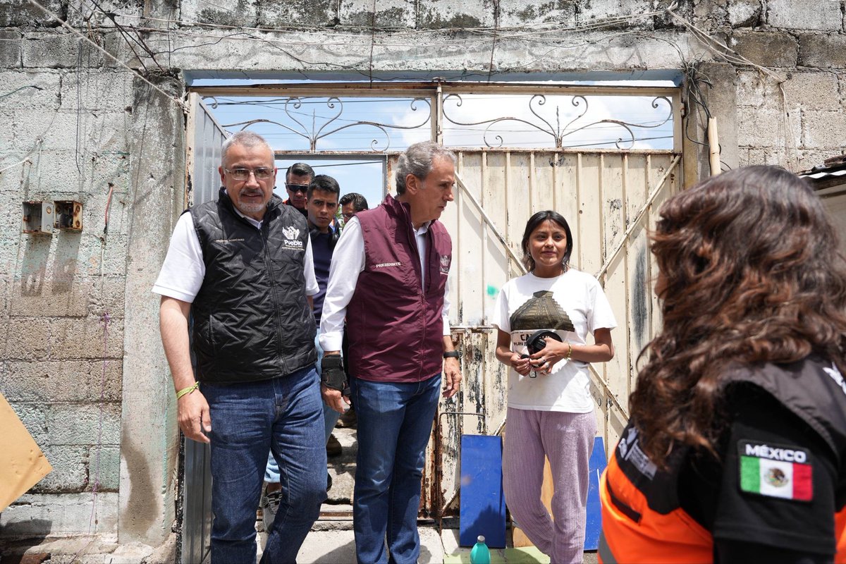 pepechedrauimx's tweet photo. Estoy visitando a las familias y vecinos que resultaron afectados por las lluvias de ayer en la zona del Vaso Regulador Puente Negro. Escuchamos sus necesidades y les reiteramos que cuentan con todo el respaldo del Gobierno de la Ciudad.

Seguimos atentos, con nuestro equipo desplegado y en monitoreo permanente. Ante cualquier emergencia, recuerden que pueden comunicarse al 9-1-1 o al 072. 📲🚨