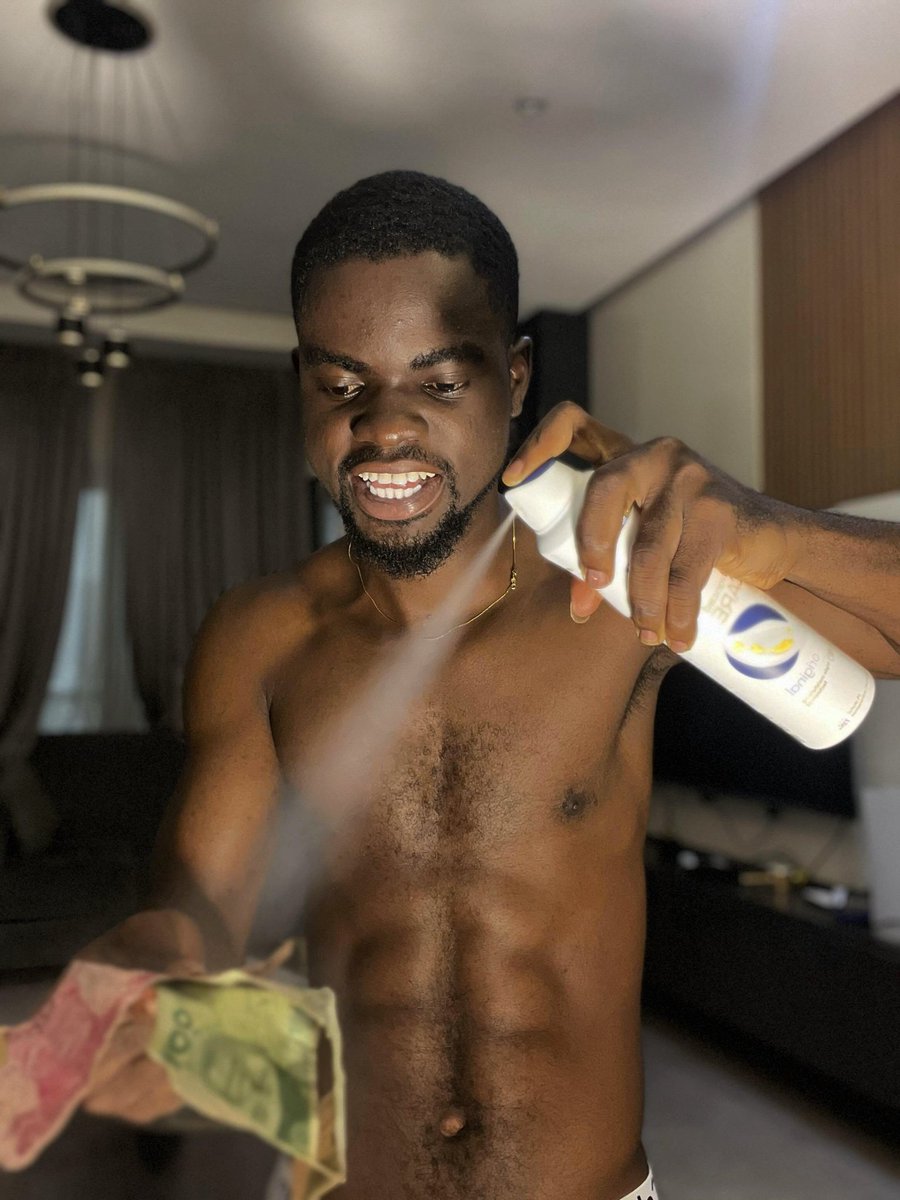EzeDaniel458655's tweet photo. 👧: I love guys that spray money🤭
 Me: https://t.co/sGCYrSFJnh
