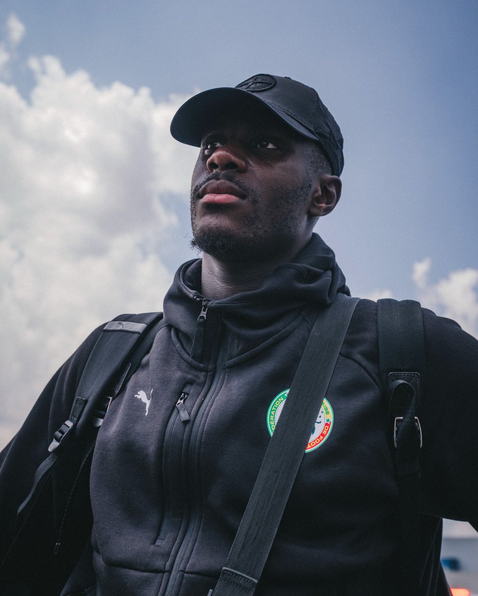 taggatsn's tweet photo. ✈️🇸🇳 Les Lions du Sénégal prennent la direction de Seattle, où ils affronteront la Belgique en 16èmes de finale de la Coupe du Monde.

#TaggatWC https://t.co/5kQs96iwQl