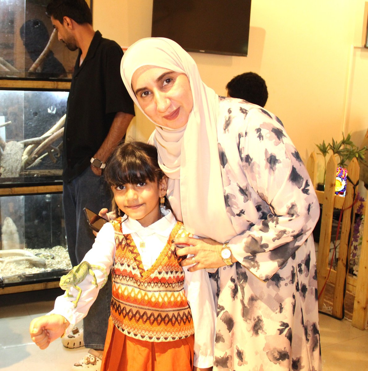 Al_BurhanMedia's tweet photo. ضمن برامج المراكز الصيفية بـ #محافظة_شمال_الباطنة، نفذت إدارة البيئة اليوم رحلة تعليمية إلى حديقة Mini Zoo بصحار، بمشاركة ٣٥ طالبا من الفئة العمرية ( ١٠-١٤ )، وتضمنت أنشطة ترفيهية وتعليمية متنوعة ، وتعرف المشاركون على الحيوانات المختلفة وبيئاتها الطبيعية، بما يسهم في تعزيز معارفهم حول الحياة الفطرية وأهمية المحافظة على الكائنات الحية وموائلها. ووزعت عليهم ( ٣٥ ) عبوة معدنية دعما لحملات التوعية بالمنتجات صديقة البيئة وحظر استخدام المواد البلاستيكية. 

#صيفنا_ريادة_وإبداع
#شبكة_صحم_الإعلامية 

رابط الصور

https://t.co/rbuymjT3Tk
