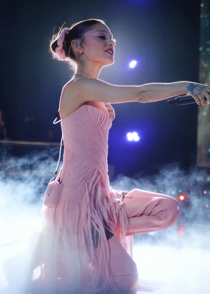 TeamArianaBE's tweet photo. #PHOTOS: Ariana sur scène dans le cadre de « Eternal Sunshine Tour ». #16 https://t.co/0sFzez9PnR