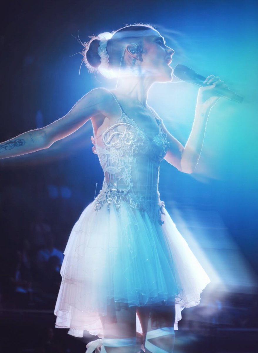 TeamArianaBE's tweet photo. #PHOTOS: Ariana sur scène dans le cadre de « Eternal Sunshine Tour ». #16 https://t.co/0sFzez9PnR