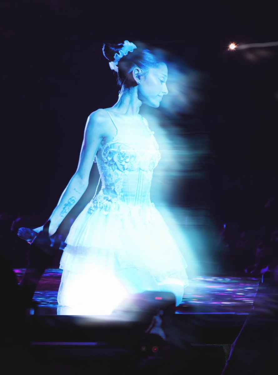 TeamArianaBE's tweet photo. #PHOTOS: Ariana sur scène dans le cadre de « Eternal Sunshine Tour ». #16 https://t.co/0sFzez9PnR