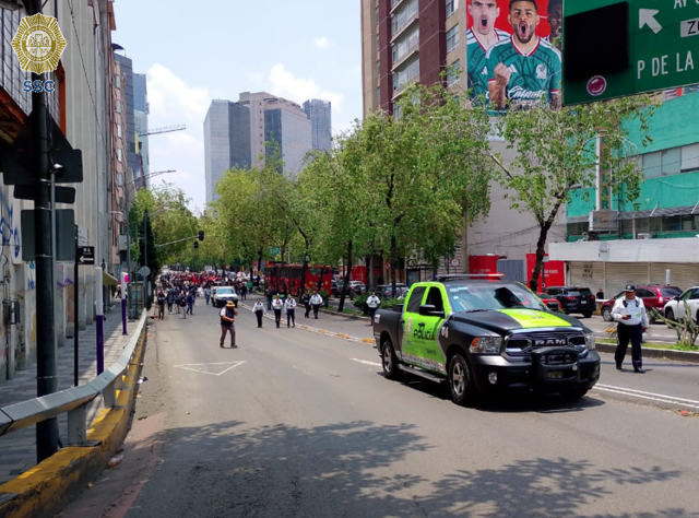 OVIALCDMX's tweet photo. #PrecauciónVial | Marcha desde Av. Niza ingresa a Insurgentes en dirección al Sur. #AlternativaVial Circuito Interior y Eje 3 Poniente. https://t.co/0f6PVh6MPO