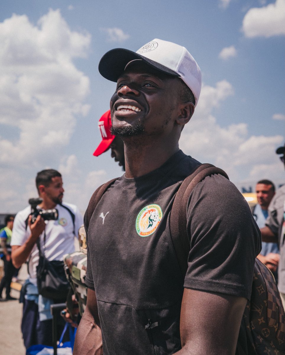 taggatsn's tweet photo. ✈️🇸🇳 Les Lions du Sénégal prennent la direction de Seattle, où ils affronteront la Belgique en 16èmes de finale de la Coupe du Monde.

#TaggatWC https://t.co/5kQs96iwQl