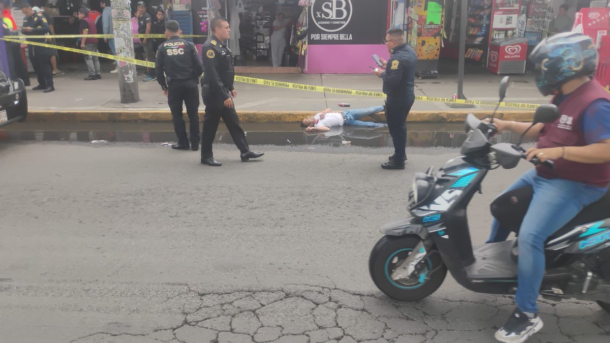 Wendymg10's tweet photo. 👮♂️🚑🔫 PERSONA BALEADA 🔫🚑👮♂️
Se reporta una persona lesionada por impacto de arma de fuego en Avenida Tláhuac, justo frente a Plaza Tulyehualco. Movilización de servicios de emergencia en la zona.
#ChismososDeLaZonaSur
#Tlahuac
#Tulyehualco https://t.co/K2yCD3bkGP