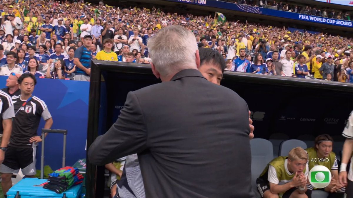 ZAMENZA's tweet photo. O técnico japonês cumprimentando o Ancelotti. #BRAXJAP https://t.co/pW8SV8DrnD