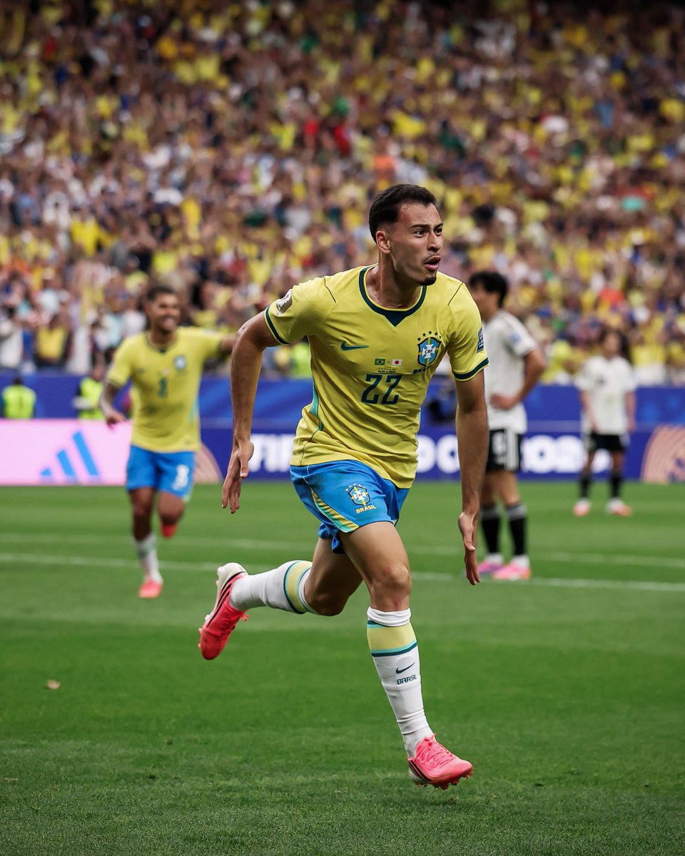 terciobrilhante's tweet photo. Sou perdidamente apaixonado pelo gol agônico.

Não troco a felicidade de marcar no minuto final, por meio de um jogador desacreditado, por nada.

Eu não quero ter razão. Eu quero ser campeão.

A Casemiro, de atuação horrenda, e ao apagado Martinelli: Obrigado. Seguimos vivos.

Faltam 4 jogos. VAMOS, BRASIL!🇧🇷
