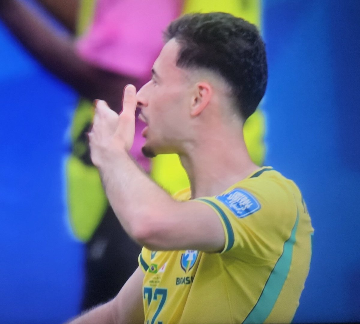 ItaloMarsinho's tweet photo. Martinelli após vitória do Brasil: "foi um dia de muita alegria, estou em êxtase, ainda sem acreditar, gostaria de dedicar esse gol ao Capitão Jair Messias Bolsonaro, um heroi para nosso país. O senhor não está sozinho, presidente, estamos todos com você, aqui é 22!" https://t.co/g3FSN3aFgG