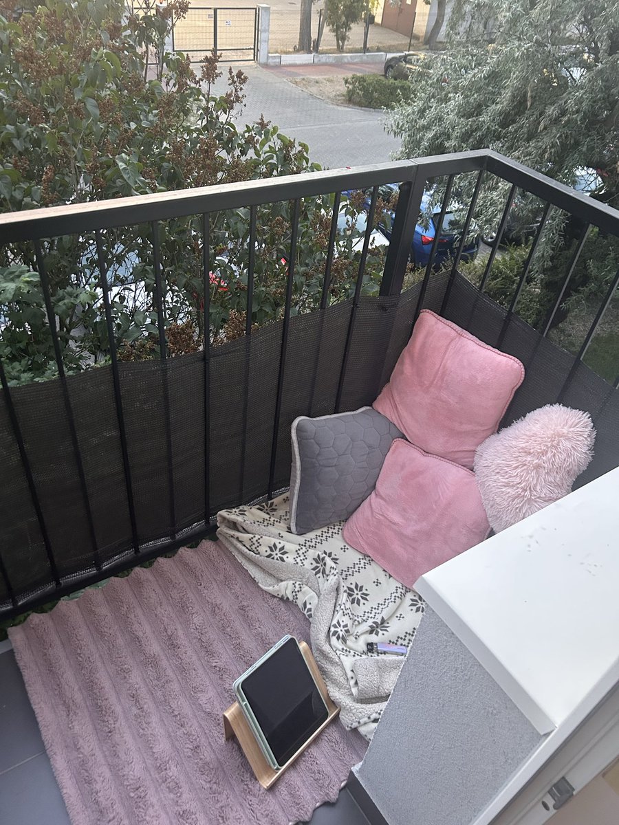 przeJaRaniE's tweet photo. mam za mały balkon żeby mieć meble balonowe na nim ale to nie jest dla mnie problem jak widać https://t.co/Hm9j6uFNFN