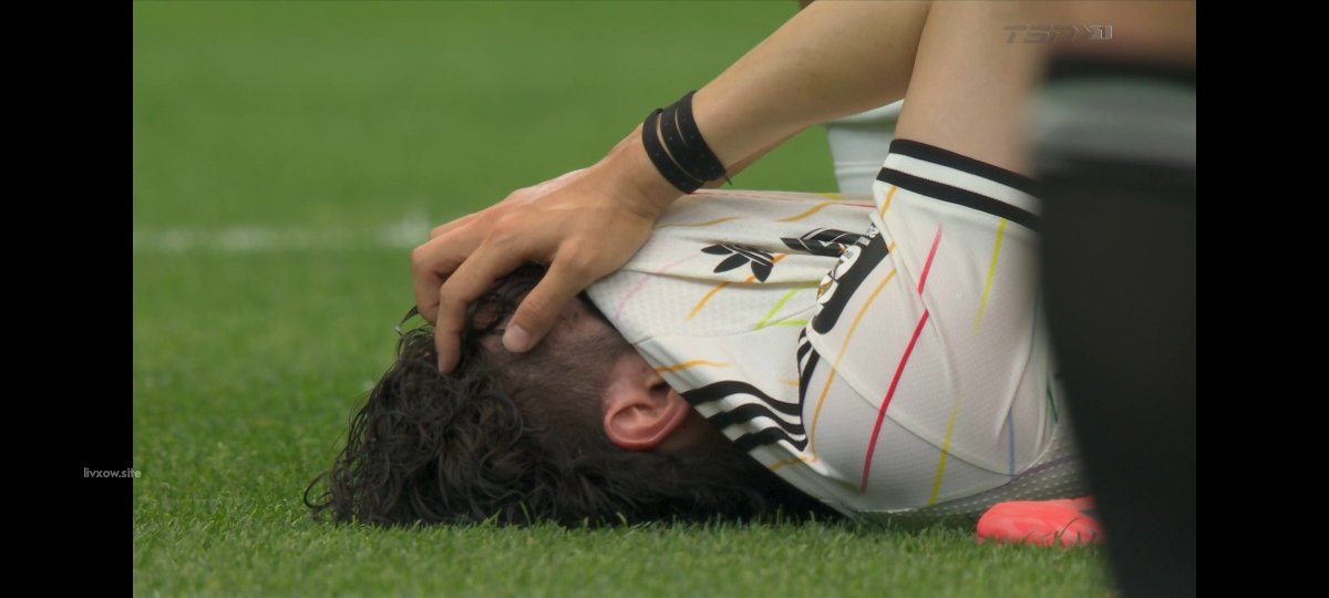 flicks_X18's tweet photo. Japanese 🇯🇵 player literally broke down after losing against Brazil in ROUND OF 32 , they were leading in the 1st half and after that G. Martinelli 90+6 and Casemiro (56') magic works for #Brazil https://t.co/4fqYvgOWNC